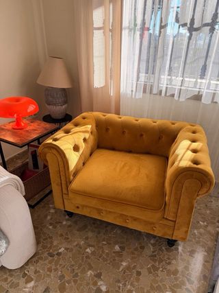 Sillón Chester amarillo de terciopelo