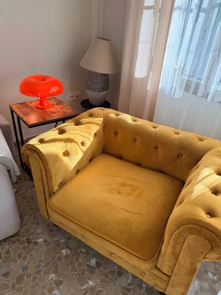 Sillón Chester amarillo de terciopelo