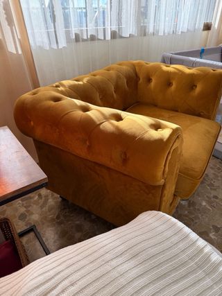Sillón Chester amarillo de terciopelo