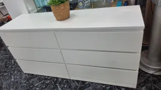 Cómoda blanca de madera