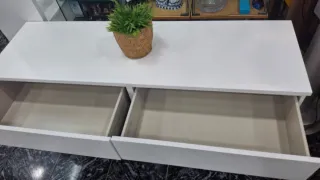 Cómoda blanca de madera