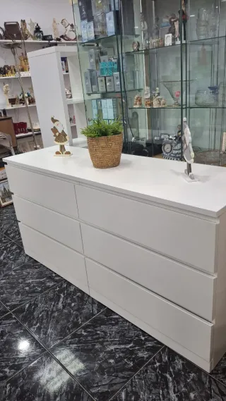 Cómoda blanca de madera