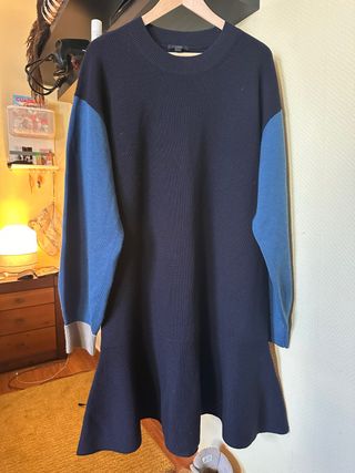 Vestido de lana COS azul y beige