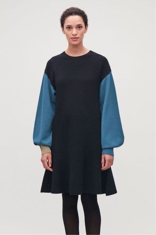 Vestido de lana COS azul y beige