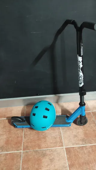 Patinete azul con casco