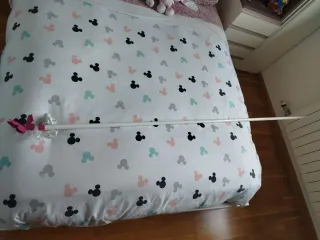 Barra Cortina Blanca con Adorno Mariposa Rosa