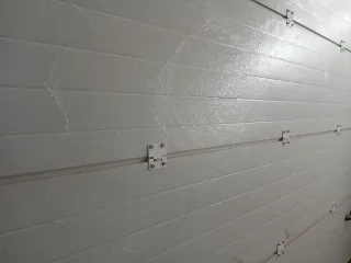 Puerta de garaje nueva con motor y rejas