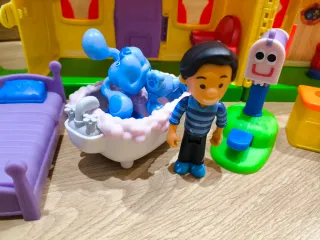 Casa de blue de juguete con tobogán y árbol