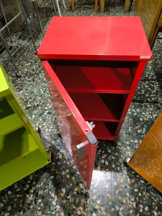 Armario metálico de colores, con ruedas