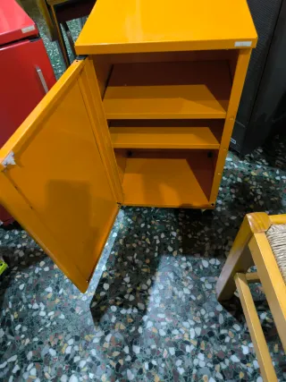 Armario metálico de colores, con ruedas