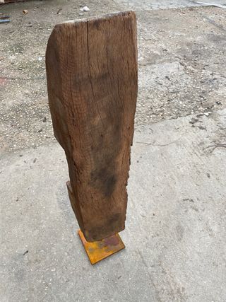 Escultura de madera rústica