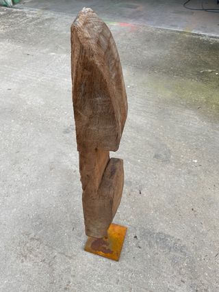 Escultura de madera rústica