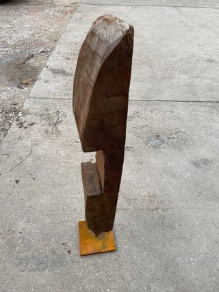 Escultura de madera rústica