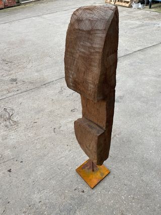 Escultura de madera rústica