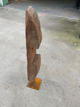 Escultura de madera rústica