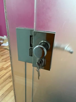 Puerta de cristal con cerradura y mamparas