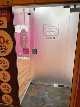 Puerta de cristal con cerradura y mamparas