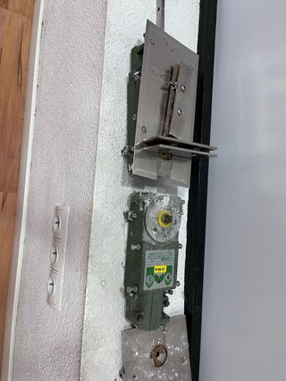 Puerta de cristal con cerradura y mamparas