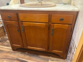 Mueble de baño con lavabo, grifo y espejo