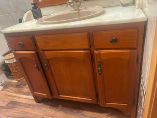 Mueble de baño , grifo y espejo y estantería
