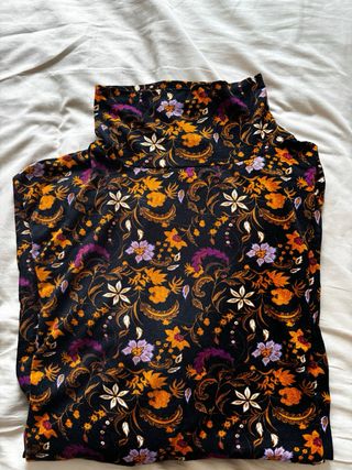 Camiseta cuello alto estampada floral
