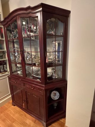 Mueble de pared de madera y cristal