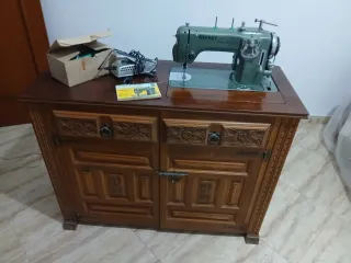 Máquina de coser Refrey antigua