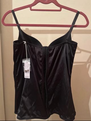 Corpiño negro con adornos plateados
