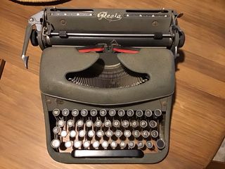 Máquina de escribir antigua Regia