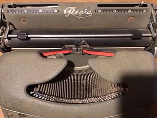 Máquina de escribir antigua Regia