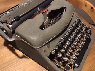 Máquina de escribir antigua Regia