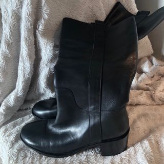 Botas altas de cuero negro