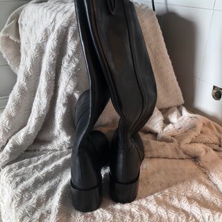 Botas altas de cuero negro