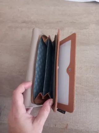 Monedero beige con diseño de castillo. Sin usar.