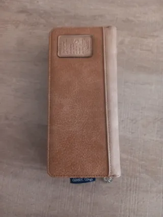 Monedero beige con diseño de castillo. Sin usar.