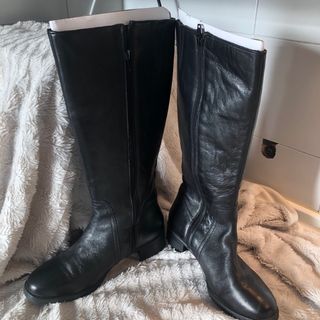 Botas altas negras con hebilla