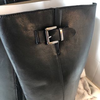 Botas altas negras con hebilla