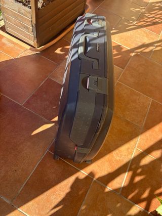 Maleta de viaje negra y gris