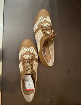 Zapatos planos cordones beige/marrón T.39