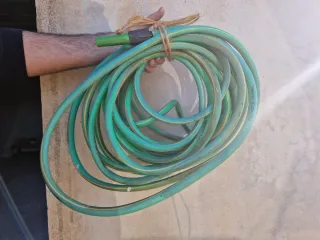 Manguera de jardín verde 7 metros de largo aprox.