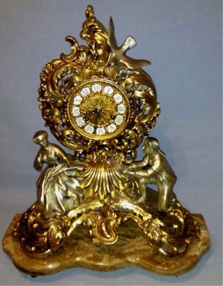 Reloj de sobremesa dorado antiguo