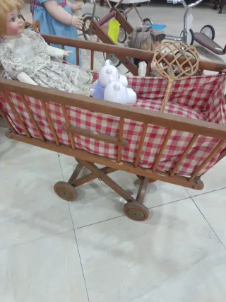 Cochecito de muñecas antiguo de madera