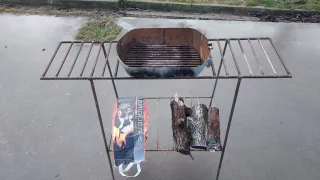 Barbacoa de metal con rejilla