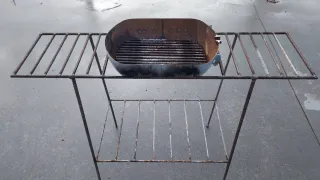 Barbacoa de metal con rejilla