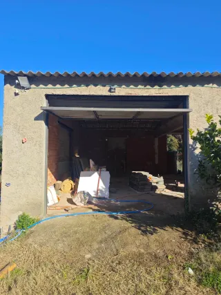 Porta de garaig metálica abatible.