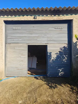 Porta de garaig metálica abatible.