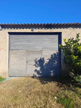 Porta de garaig metálica abatible.