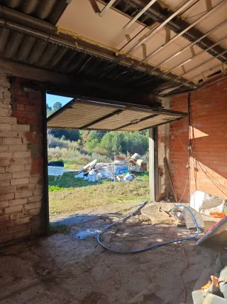 Porta de garaig metálica abatible.