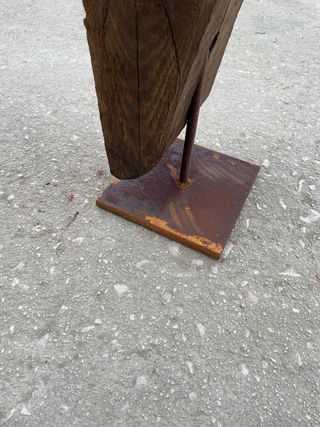 Escultura de madera con base metálica
