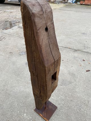 Escultura de madera con base metálica